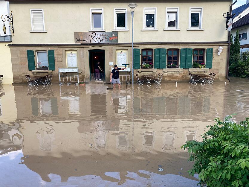 Zentimeter hoch steht das Wasser in Gemmingens Straßen.