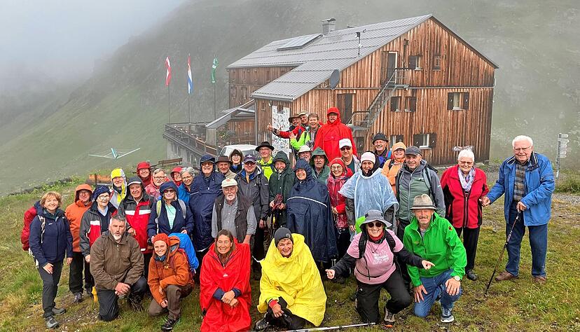 Jubiläum: Teilnehmer der zehnten Stimme-Leserreise vor der Heilbronner Hütte.