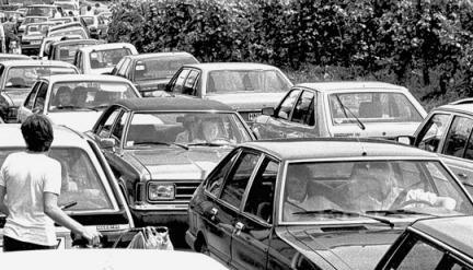Heute undenkbar: Blechlawine im Grünen anno 1986.Foto: Archiv Heute undenkbar: Blechlawine im Grünen anno 1986.Foto: Archiv
