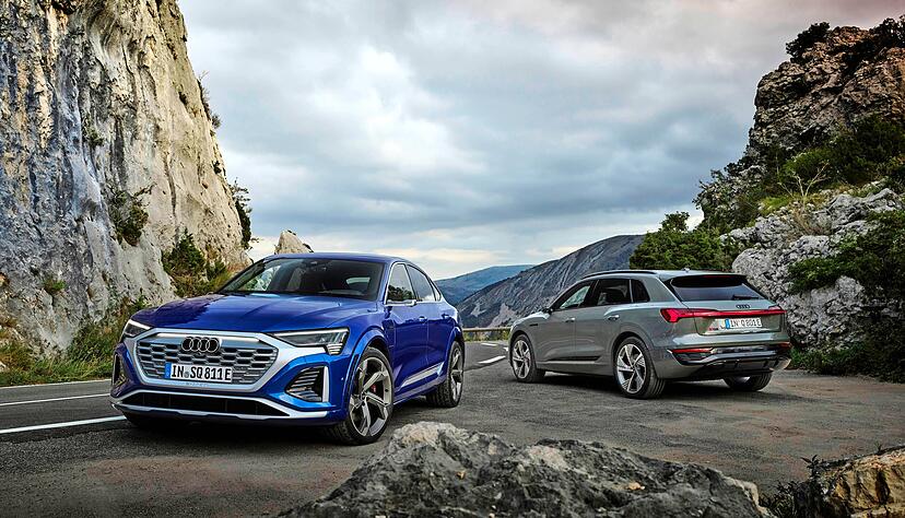 Vollelektrisch und modernisiert: Links das Topmodell SQ8 Sportback E-Tron mit ver&auml;nderter Frontpartie, rechts der normale Q8 E-Tron als klassisches SUV.
Foto: Audi