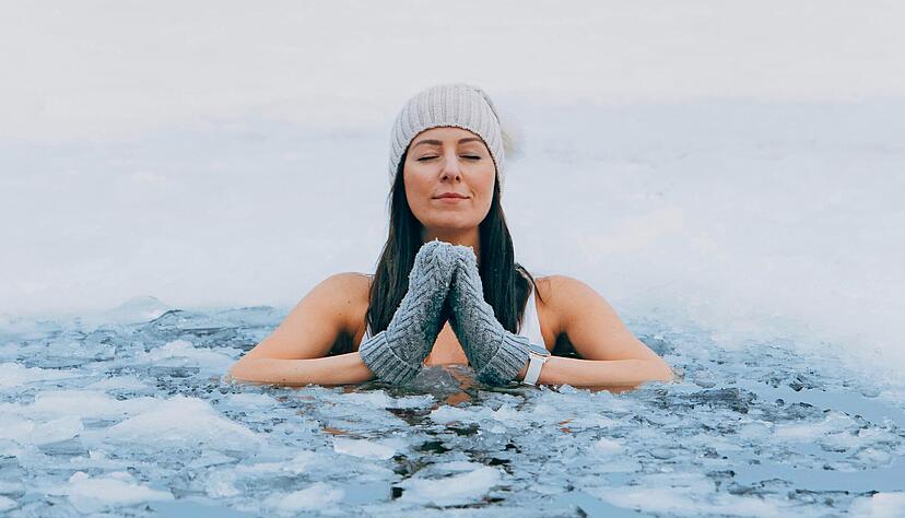 Kaltes Wasser ist ein Schock für den Körper: Reinspringen sollte man deshalb vermeiden und lieber langsam reinsteigen.
Foto: Girts/stock.adobe.com