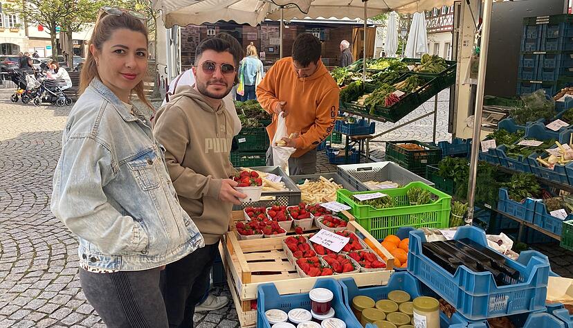 Sie sind fündig geworden: Cängiz und Ekatherina Can sind zum ersten Mal auf dem Wochenmarkt und sind von der Auswahl begeistert. Sie sind fündig geworden: Cängiz und Ekatherina Can sind zum ersten Mal auf dem Wochenmarkt und sind von der Auswahl begeistert.