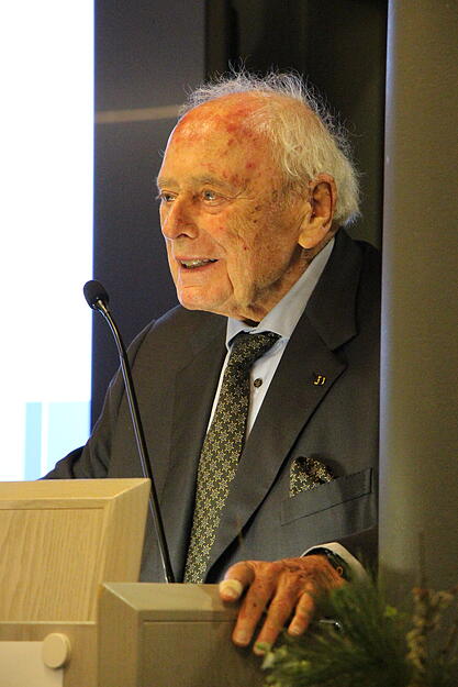 Reinhold Würth, der die Sanierung des Niedernhaller Solebads mit zwei Millionen Euro unterstützt hat, betont beim Festakt zur Eröffnung die Bedeutung für den Schwimmunterricht. Reinhold Würth, der die Sanierung des Niedernhaller Solebads mit zwei Millionen Euro unterstützt hat, betont beim Festakt zur Eröffnung die Bedeutung für den Schwimmunterricht.