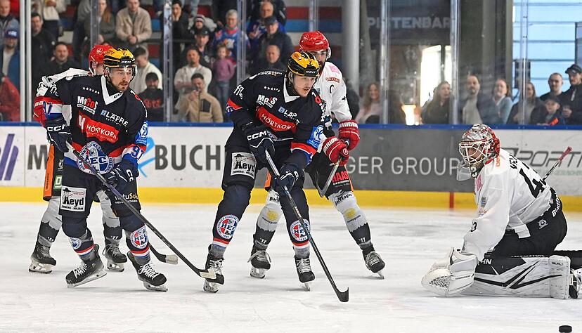Am Sonntag fehlte den Eisbären Heilbronn vor heimischem Publikum die Effizienz vor dem Tor. Hier vergibt Marco Haas (Dritter von rechts) eine Möglichkeit. Am Sonntag fehlte den Eisbären Heilbronn vor heimischem Publikum die Effizienz vor dem Tor. Hier vergibt Marco Haas (Dritter von rechts) eine Möglichkeit.
