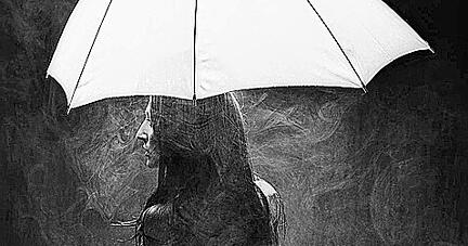 Etwas Licht im Schatten: Nina M. lebt mit der Angst.
Foto: Wolfgang Müller Etwas Licht im Schatten: Nina M. lebt mit der Angst.
Foto: Wolfgang Müller