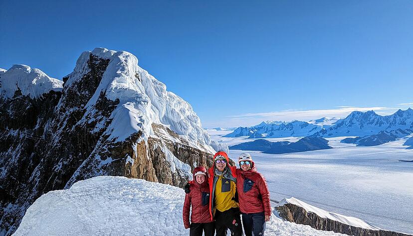Faszination Patagonien: Die Untereisesheimerin Amelie K&uuml;hne (links) ist mit ihrem Freund Julian und ihrer Freundin Anna am Cerro Torre geklettert.