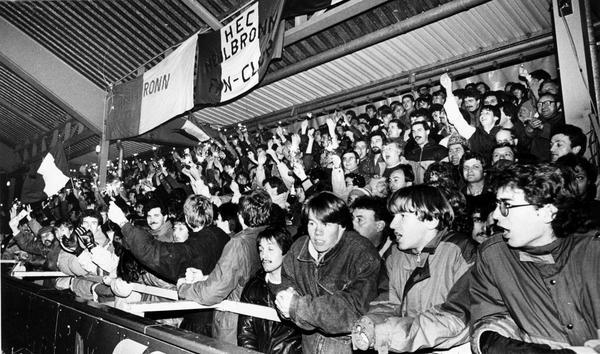 1987: Begeisterungsst&uuml;rme der HEC-Fans im Heilbronner Eisstadion.