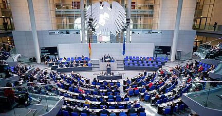Eigentlich sollten nur 598 Abgeordnete im Parlament in Berlin sitzen, derzeit sind es jedoch 709.  Foto: dpa