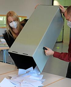 Kurz nach 18 Uhr wurden die Wahlurnen geleert.