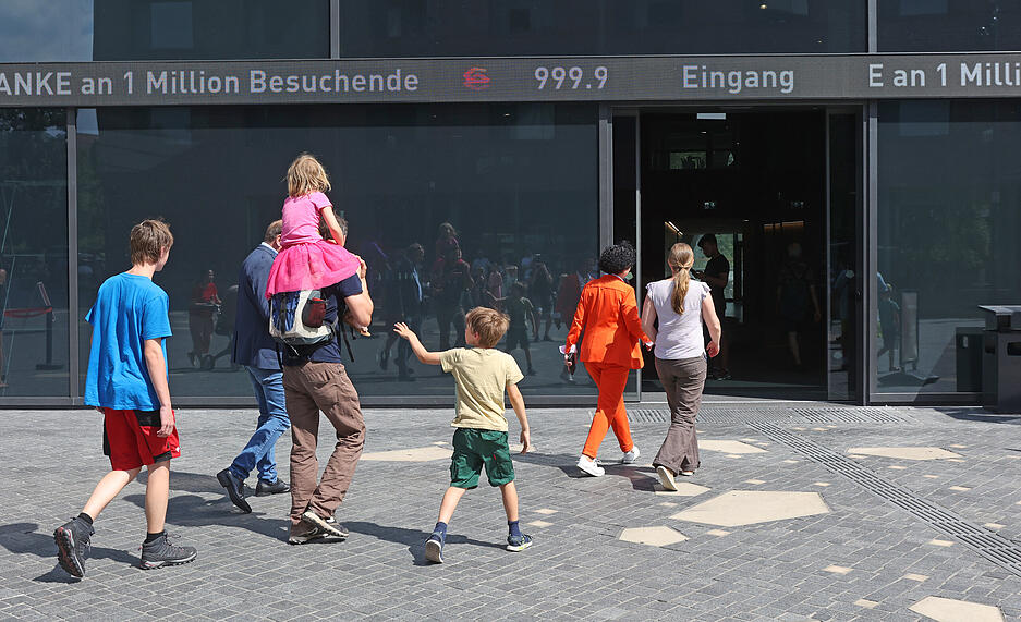 Millionste Besucher in der Experimenta Millionste Besucher in der Experimenta