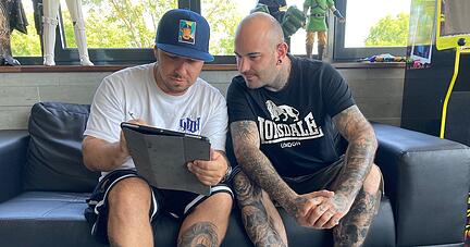 Florian Kirchenbauer (links) bespricht mit seinem Kunden Frank, wie die Tätowierung auf dem Rücken aussehen soll. Unabdingbar dabei: ein Tablet.
Foto: Elfi Hofmann