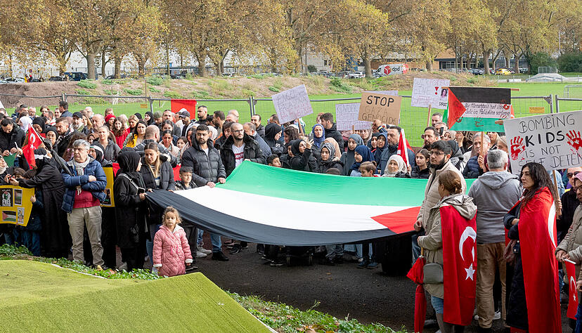 1000 Personen waren angemeldet, rund 650 kamen letztendlich zur pro-palästinensische Kundgebung beim Frankenstadion. 1000 Personen waren angemeldet, rund 650 kamen letztendlich zur pro-palästinensische Kundgebung beim Frankenstadion.