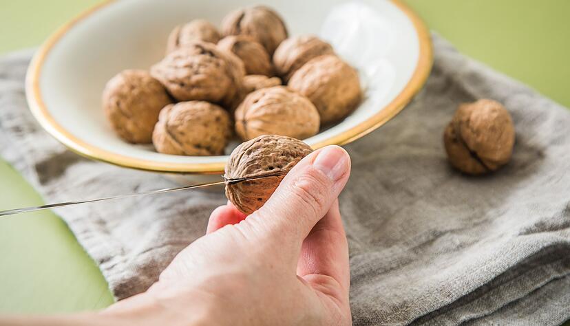 Schritt 1: Messerspitze in den Spalt auf der Unterseite der Walnuss stecken.