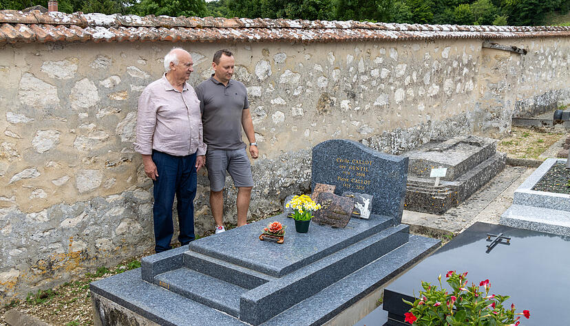 Der Avizer Bürgermeister Gilles Dulion (links) besucht zusammen mit dem Sulzfelder Bürgermeister Simon Bolg das Grab von Pierre Callot, ehemaliger Bürgermeister von Avize und Begründer der Städtepartnerschaft mit Sulzfeld. Der Avizer Bürgermeister Gilles Dulion (links) besucht zusammen mit dem Sulzfelder Bürgermeister Simon Bolg das Grab von Pierre Callot, ehemaliger Bürgermeister von Avize und Begründer der Städtepartnerschaft mit Sulzfeld.