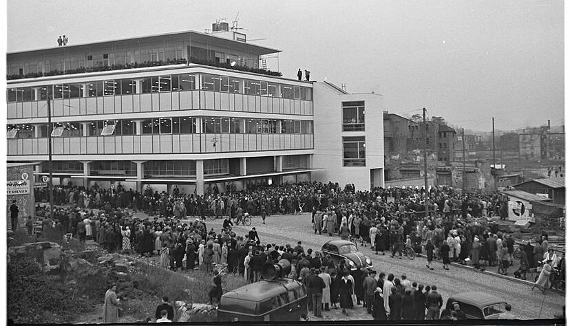 Zusammengestellt von Archiv und Dokumentation der Heilbronner Stimme 

8. November 1951: Zwischen den Ruinen der Heilbronner Altstadt ist innerhalb von 142 Tagen das Warenhaus Merkur als erstes gro&szlig;st&auml;dtisches Kaufhaus empor gewachsen. Am Er&ouml;ffnungstag warten Hunderte Besucher auf Einlass.