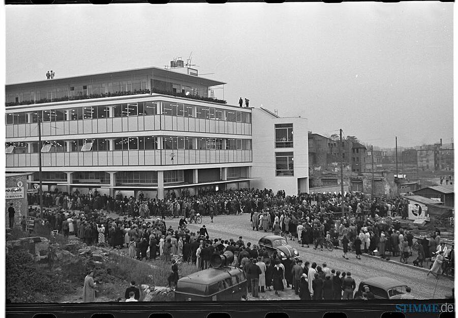 Zusammengestellt von Archiv und Dokumentation der Heilbronner Stimme 

8. November 1951: Zwischen den Ruinen der Heilbronner Altstadt ist innerhalb von 142 Tagen das Warenhaus Merkur als erstes gro&szlig;st&auml;dtisches Kaufhaus empor gewachsen. Am Er&ouml;ffnungstag warten Hunderte Besucher auf Einlass.
