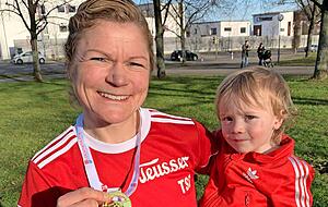 W?35-Crossmeisterin Veronica H&auml;hnle-Pohl mit ihrem Sohn Alexander.