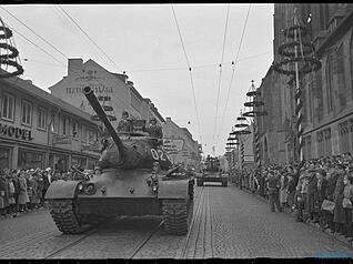 Zusammengestellt von Archiv und Dokumentation der Heilbronner Stimme 

Sechs Jahre nach Ende des 2. Weltkrieges treffen laut Schätzung 4000 US-Amerikaner in Heilbronn ein. Mit ihren militärischen Demonstrationen beeindrucken sie Heilbronner Bürger in der Kaiserstraße.