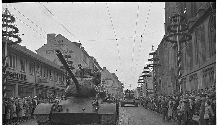 Zusammengestellt von Archiv und Dokumentation der Heilbronner Stimme 

Sechs Jahre nach Ende des 2. Weltkrieges treffen laut Schätzung 4000 US-Amerikaner in Heilbronn ein. Mit ihren militärischen Demonstrationen beeindrucken sie Heilbronner Bürger in der Kaiserstraße.