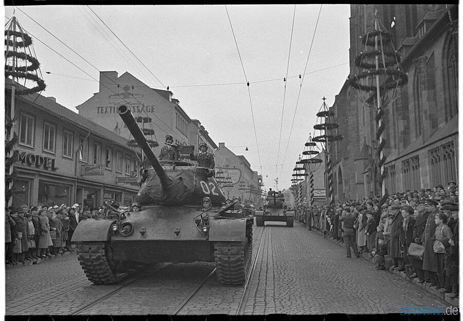 Zusammengestellt von Archiv und Dokumentation der Heilbronner Stimme 

Sechs Jahre nach Ende des 2. Weltkrieges treffen laut Schätzung 4000 US-Amerikaner in Heilbronn ein. Mit ihren militärischen Demonstrationen beeindrucken sie Heilbronner Bürger in der Kaiserstraße.