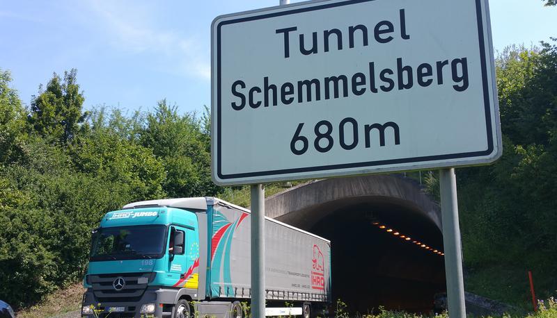 Zwei "m" vorm 680 m langen Tunnel: Die Frage, wie sich der Durchlass korrekt schreibt ist, taucht immer wieder auf.
Foto: Steffan Maurhoff Zwei "m" vorm 680 m langen Tunnel: Die Frage, wie sich der Durchlass korrekt schreibt ist, taucht immer wieder auf.
Foto: Steffan Maurhoff