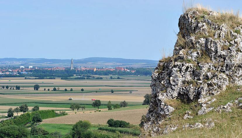 Das Ries ist ein riesiger Krater von 25 Kilometern Durchmesser. Mittendrin liegt die Stadt Nördlingen. Das Ries ist ein riesiger Krater von 25 Kilometern Durchmesser. Mittendrin liegt die Stadt Nördlingen.