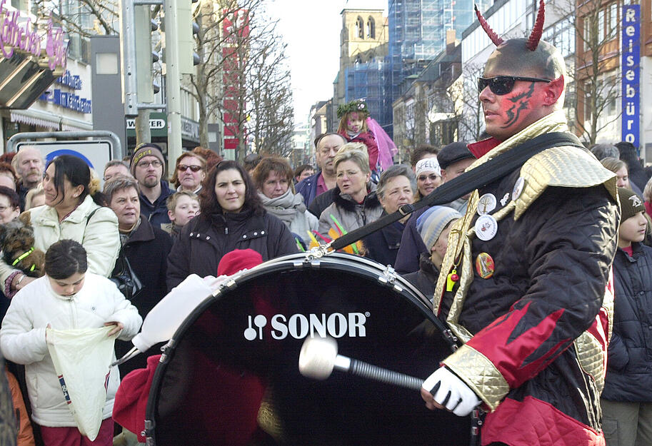 Der Faschingsumzug der Carneval-Gesellschaft Heilbronn führt 2005 auch durch die Kaiserstraße.