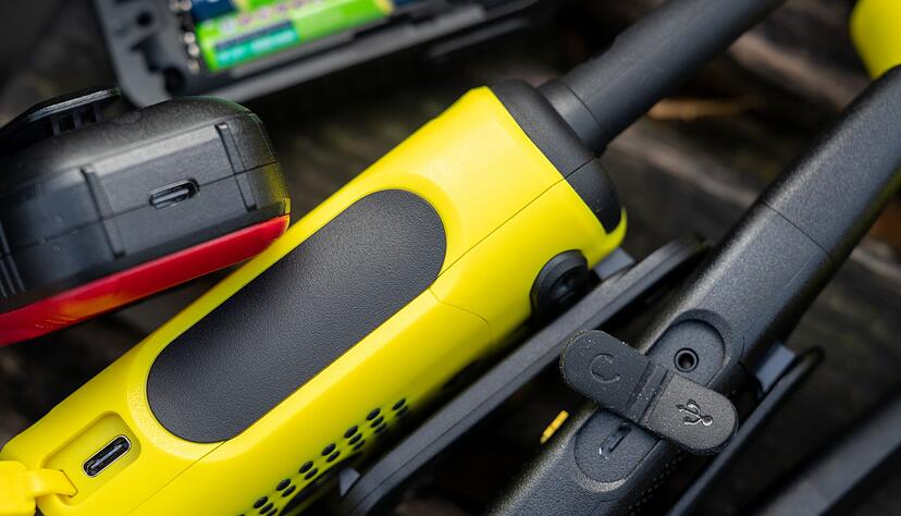 Anschlussfreudig: USB-Ladebuchsen und ein Headset-Anschluss an Walkie-Talkies. Anschlussfreudig: USB-Ladebuchsen und ein Headset-Anschluss an Walkie-Talkies.