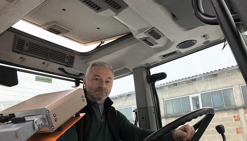 Thomas Huber aus Eschenau ist heute um 6 Uhr alarmiert worden und sofort zum Salz streuen ausgerückt. Foto: Jürgen Kümmerle Thomas Huber aus Eschenau ist heute um 6 Uhr alarmiert worden und sofort zum Salz streuen ausgerückt. Foto: Jürgen Kümmerle