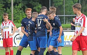 Gegensätze: Freude und Frust liegen im Sport nah beieinander. Die A-Junioren des Friedrichshaller SV besiegten Gastgeber FC Union Heilbronn 6:0.
Fotos: Alexander Bertok Gegensätze: Freude und Frust liegen im Sport nah beieinander. Die A-Junioren des Friedrichshaller SV besiegten Gastgeber FC Union Heilbronn 6:0.
Fotos: Alexander Bertok