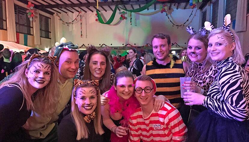 Die Musik ist lauf und die Kostüme sind bunt: Beim Handballer-Fasching wird gemeinsam ausgelassen gefeiert.
Foto: Vera Winkler