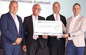 Scheckübergabe vom Rathauschef Christoph Spieles (von rechts) an die TSV-Führungsmannschaft Matthias Grund, Mathias Veit und Jürgen Egner.