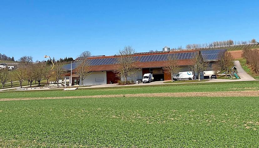 Drei Br&uuml;der betreiben die landwirtschaftliche Hofstelle Weibler in Siebeneich mit Bullenmast, Wein, Direktvermarktung und Veranstaltungen. Ein Bebauungsplan regelt nun langfristig die Entwicklung.