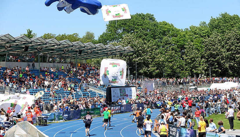 Beim Heilbronner Trollinger-Marathon wurde es im wahrsten Sinne des Wortes um die Mittagszeit sehr stürmisch. Beim Heilbronner Trollinger-Marathon wurde es im wahrsten Sinne des Wortes um die Mittagszeit sehr stürmisch.
