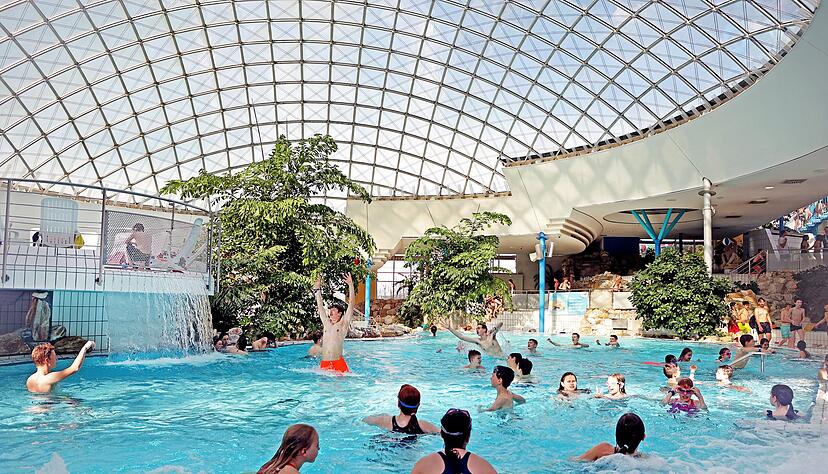 Ausgelassene Stunden im Aquatoll: Kinder und Jugendliche des Neckarsulmer Albert-Schweitzer-Gymnasiums haben das Bad ganz für sich allein.
Foto: Ralf Seidel Ausgelassene Stunden im Aquatoll: Kinder und Jugendliche des Neckarsulmer Albert-Schweitzer-Gymnasiums haben das Bad ganz für sich allein.
Foto: Ralf Seidel