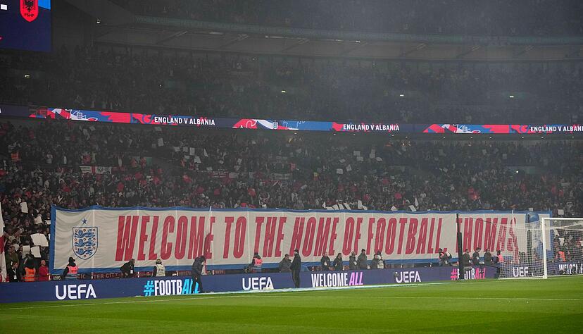 Die englischen Fans begr&uuml;&szlig;en Thomas Tuchel bei Englands einen 2:0-Sieg gegen Albanien.