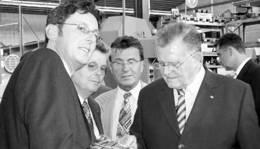 Jörg (links) und Karl Weisshaar (zweiter von links.) zeigen Ministerpräsident Erwin Teufel, was man aus Blech alles machen kann. Das gleichnamige Unternehmen feierte 25 Jahre Firmengründung und weihte gleichzeitig eine neue Produktionsstätte ein. (Foto: Ursula Brinkmann)