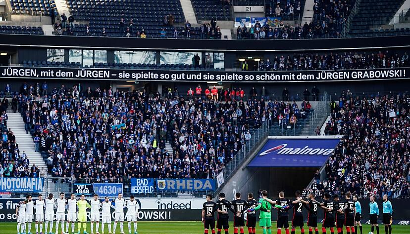 Die Frankfurter und Bochumer Spieler gedenken vor dem Spiel der verstorbenen Eintracht-Legende J&uuml;rgen Grabowski.