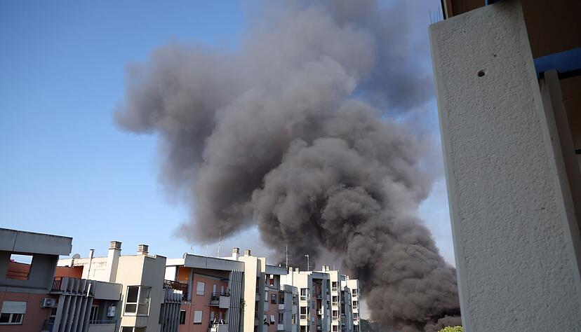 Bei der Explosion ist eine schwarze Rauchwolke zu sehen - die Stadt Rom hat die B&uuml;rger aufgerufen, die Fenster geschlossen zu halten.