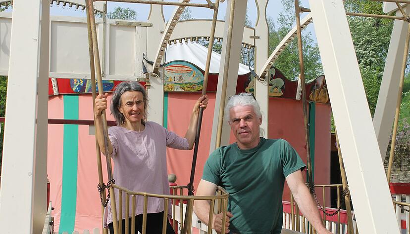 Eliszi Böhm und Uwe Kircher an der Schiffschaukel auf ihrem Jahrmarkt. Eliszi Böhm und Uwe Kircher an der Schiffschaukel auf ihrem Jahrmarkt.