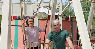 Eliszi Böhm und Uwe Kircher an der Schiffschaukel auf ihrem Jahrmarkt. Eliszi Böhm und Uwe Kircher an der Schiffschaukel auf ihrem Jahrmarkt.
