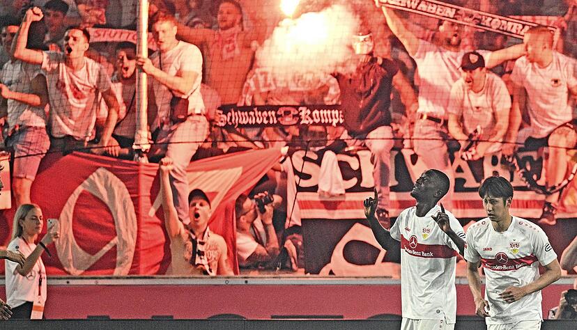 Höllische Atmosphäre: Die VfB-Fans peitschten ihr Team zum klaren Sieg im Relegations-Hinspiel. Serhou Guirassy (links) war der Schütze des 3:0. Foto: dpa