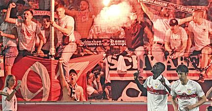 Höllische Atmosphäre: Die VfB-Fans peitschten ihr Team zum klaren Sieg im Relegations-Hinspiel. Serhou Guirassy (links) war der Schütze des 3:0.
Foto: dpa