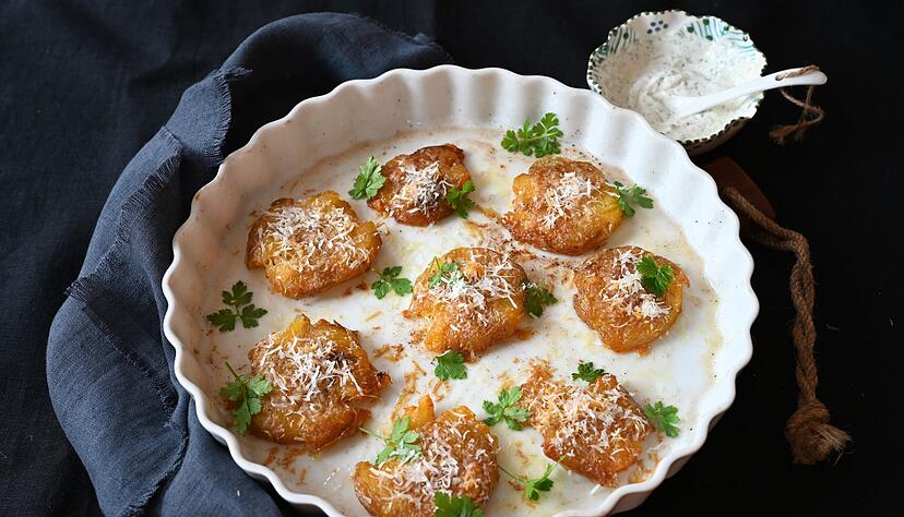 Zusammendrücken erlaubt: Gequetscht werden die Kartoffeln im Ofen zu knusprigen Talern. Zusammendrücken erlaubt: Gequetscht werden die Kartoffeln im Ofen zu knusprigen Talern.