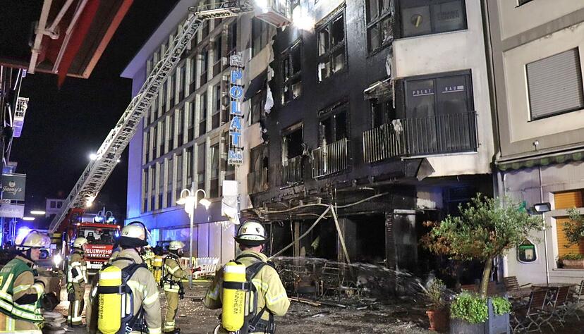 Einheiten der Feuerwehr sind bei einem Brand in der Innenstadt im Einsatz. Nach dem Ausbruch eines Feuers in einer Shisha-Bar am fr&uuml;hen Morgen in der Mannheimer Innenstadt hat sich der Brand auf mehrere Stockwerke ausgebreitet.