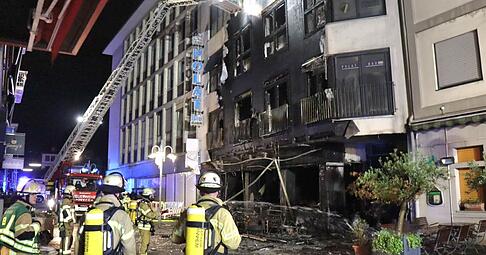 Einheiten der Feuerwehr sind bei einem Brand in der Innenstadt im Einsatz. Nach dem Ausbruch eines Feuers in einer Shisha-Bar am fr&uuml;hen Morgen in der Mannheimer Innenstadt hat sich der Brand auf mehrere Stockwerke ausgebreitet.