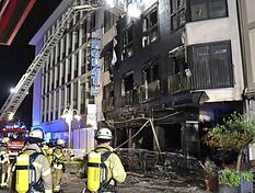 Einheiten der Feuerwehr sind bei einem Brand in der Innenstadt im Einsatz. Nach dem Ausbruch eines Feuers in einer Shisha-Bar am fr&uuml;hen Morgen in der Mannheimer Innenstadt hat sich der Brand auf mehrere Stockwerke ausgebreitet.