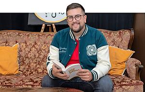 Pastor Sven Scheer im Foyer der "City Lights Church". "Menschen die zu uns kommen, sind überrascht, dass Kirche so sein kann", sagt der 33-Jährige. Pastor Sven Scheer im Foyer der "City Lights Church". "Menschen die zu uns kommen, sind überrascht, dass Kirche so sein kann", sagt der 33-Jährige.
