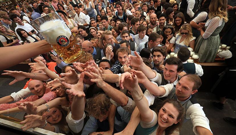 Das erste Bier gibt es am Anstichstag erst um 12 Uhr - entsprechend gro&szlig; der Durst. (Archivbild von 2024)
