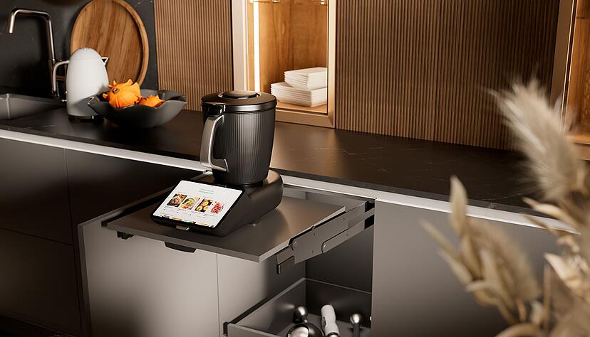 Praktisch: Mit Hilfe der Ausschwenkmechanik wird das Tablar samt K&uuml;chenmaschine aus dem Unterschrank auf die Arbeitsh&ouml;he bef&ouml;rdert.